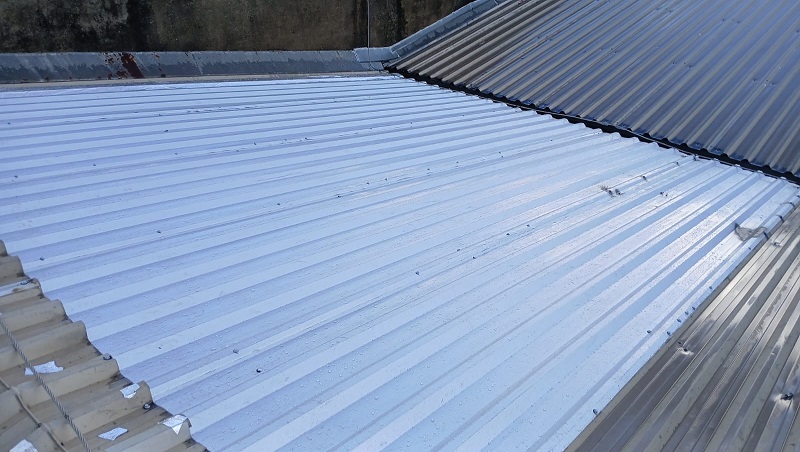 Troca de telhas na Drogasil 1